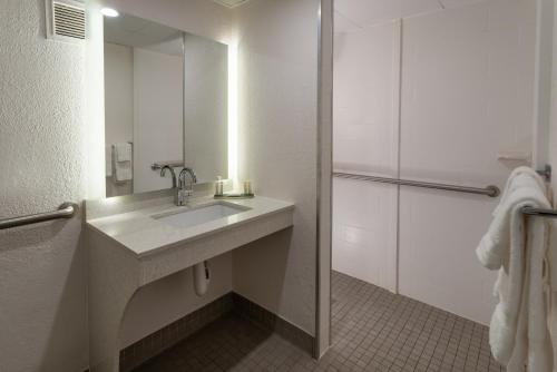 Habitación con 2 camas queen - Acceso para movilidad reducida del hotel Baymont By Wyndham White Plains - Elmsford. Foto 7