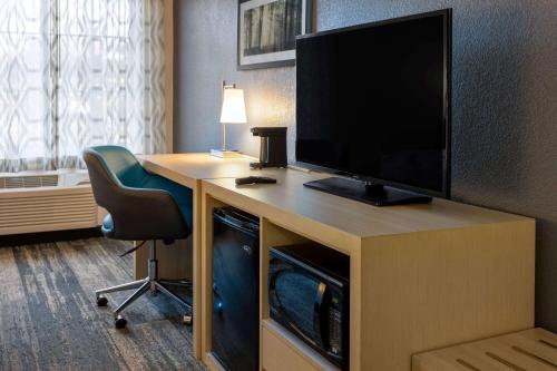 Habitación con ducha accesible en silla de ruedas - 1 cama extragrande - Adaptada para personas con movilidad reducida y discapacidad auditiva - No fumadores del hotel Baymont By Wyndham White Plains - Elmsford