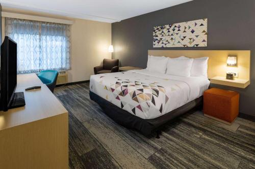Habitación con ducha accesible en silla de ruedas - 1 cama extragrande - Adaptada para personas con movilidad reducida y discapacidad auditiva - No fumadores del hotel Baymont By Wyndham White Plains - Elmsford. Foto 1