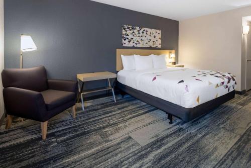 Habitación con ducha accesible en silla de ruedas - 1 cama extragrande - Adaptada para personas con movilidad reducida y discapacidad auditiva - No fumadores del hotel Baymont By Wyndham White Plains - Elmsford. Foto 2