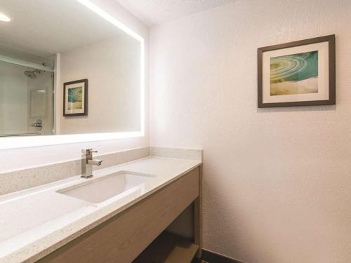 Habitación con ducha accesible en silla de ruedas - 1 cama extragrande - Adaptada para personas con movilidad reducida y discapacidad auditiva - No fumadores del hotel Baymont By Wyndham White Plains - Elmsford. Foto 4