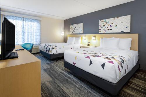 Habitación con 2 camas queen - Acceso para movilidad reducida del hotel Baymont By Wyndham White Plains - Elmsford. Foto 8
