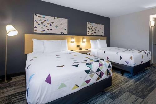 Habitación con 2 camas queen - Acceso para movilidad y audición - Ducha roll‑in - No fumadores del hotel Baymont By Wyndham White Plains - Elmsford. Foto 1