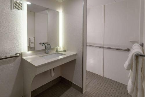 Habitación con 2 camas queen - Acceso para movilidad y audición - Ducha roll‑in - No fumadores del hotel Baymont By Wyndham White Plains - Elmsford. Foto 2
