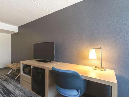 Habitación con bañera con barras de sujeción - 1 cama extragrande - Adaptada para personas con movilidad reducida y discapacidad auditiva - No Fumadores del hotel Baymont By Wyndham White Plains - Elmsford. Foto 2