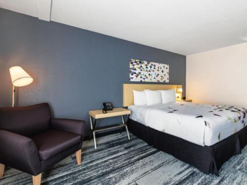 Habitación con bañera con barras de sujeción - 1 cama extragrande - Adaptada para personas con movilidad reducida y discapacidad auditiva - No Fumadores del hotel Baymont By Wyndham White Plains - Elmsford. Foto 4