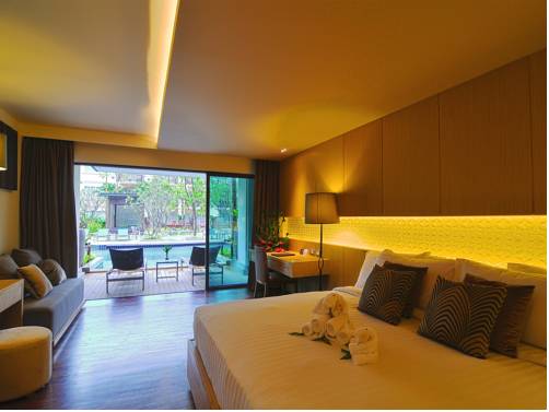 Habitación Deluxe Sunset con acceso a la piscina del hotel Phuket Graceland Resort and Spa. Foto 1