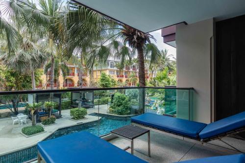 Habitación Deluxe Sunset con vistas a la piscina del hotel Phuket Graceland Resort and Spa. Foto 4