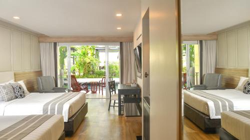 Habitación Deluxe con acceso a la piscina del hotel Phuket Graceland Resort and Spa. Foto 1