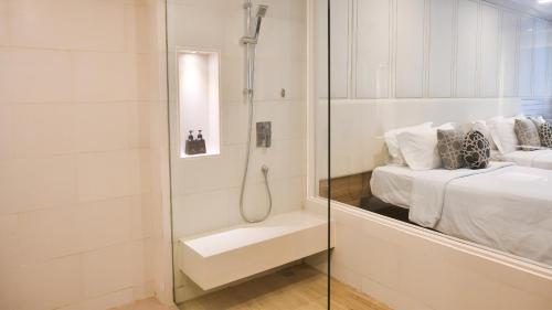 Habitación Deluxe con acceso a la piscina del hotel Phuket Graceland Resort and Spa. Foto 2