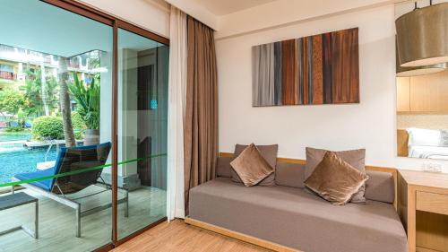 Habitación Deluxe Sunset con acceso a la piscina del hotel Phuket Graceland Resort and Spa. Foto 6