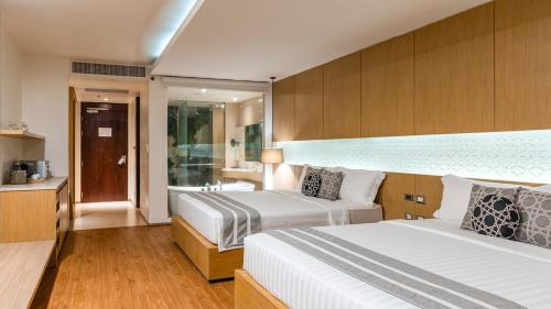 Habitación Deluxe Grand Sunset con acceso a la piscina del hotel Phuket Graceland Resort and Spa
