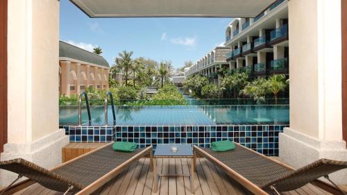 Habitación Deluxe Grand Sunset con acceso a la piscina del hotel Phuket Graceland Resort and Spa. Foto 1