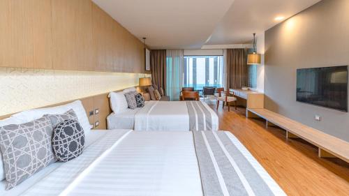 Habitación Deluxe Grand Sunset con acceso a la piscina del hotel Phuket Graceland Resort and Spa. Foto 2