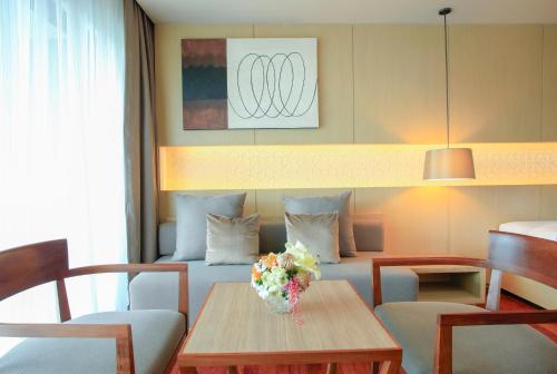 Habitación Deluxe Grand Sunset con acceso a la piscina del hotel Phuket Graceland Resort and Spa. Foto 4