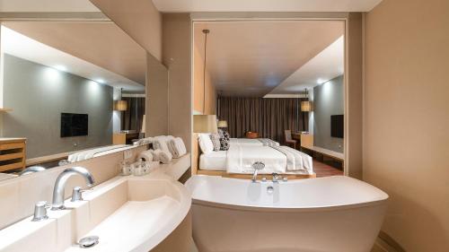 Habitación Deluxe Grand Sunset del hotel Phuket Graceland Resort and Spa. Foto 1