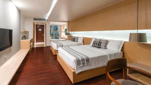 Habitación Deluxe Grand Sunset del hotel Phuket Graceland Resort and Spa. Foto 2