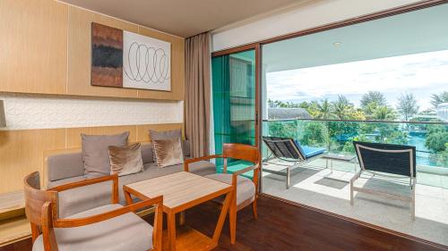 Habitación Deluxe Grand Sunset del hotel Phuket Graceland Resort and Spa. Foto 3