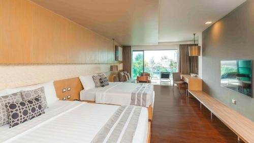 Habitación Deluxe Grand Sunset del hotel Phuket Graceland Resort and Spa. Foto 4