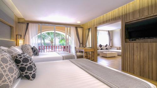 Habitación Familiar con vistas a la piscina del hotel Phuket Graceland Resort and Spa