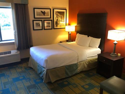 Habitación Doble adaptada para personas con movilidad reducida del hotel La Quinta Inn & Suites by Wyndham Plattsburgh. Foto 1