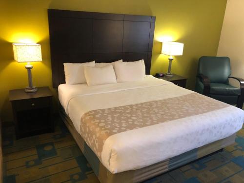 Habitación con cama extragrande del hotel La Quinta Inn & Suites by Wyndham Plattsburgh. Foto 1
