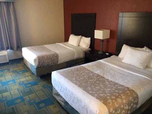 Habitación Doble Deluxe - 2 camas dobles del hotel La Quinta Inn & Suites by Wyndham Plattsburgh. Foto 1