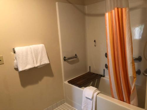 Habitación Executive con cama extragrande del hotel La Quinta Inn & Suites by Wyndham Plattsburgh