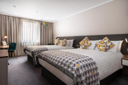 Habitación Doble Estándar con 2 camas dobles del hotel Holiday Inn London Camden Lock, An Ihg