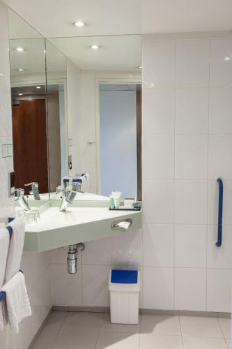 Habitación Estándar con cama Queen - Acceso para personas con movilidad reducida del hotel Holiday Inn London Camden Lock, An Ihg. Foto 8