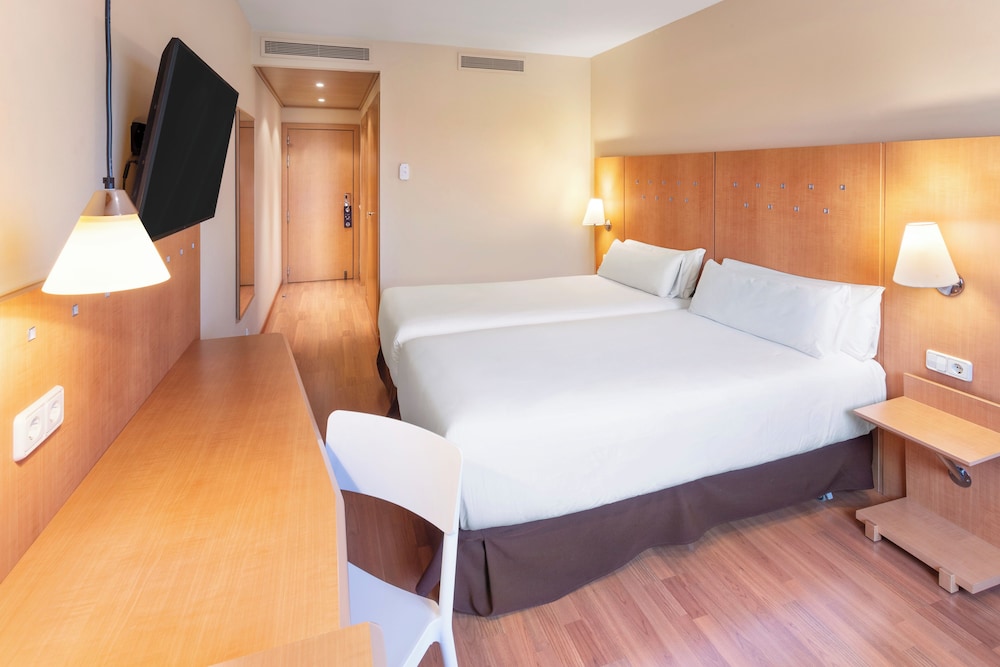 Habitación con 2 camas individuales del hotel B&B Madrid Arganda. Foto 2