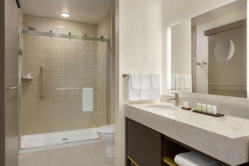 Suite Estudio con cama extragrande del hotel Embassy Suites By Hilton Syracuse Destiny Usa