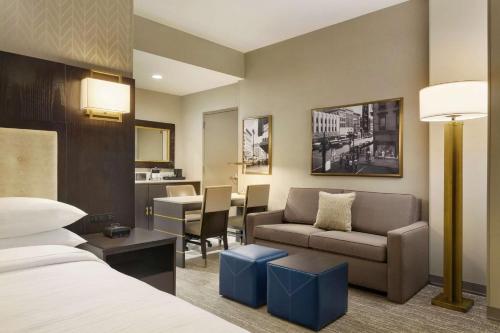Suite Estudio con cama extragrande del hotel Embassy Suites By Hilton Syracuse Destiny Usa. Foto 3