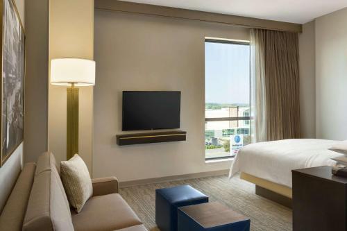 Suite Estudio con cama extragrande del hotel Embassy Suites By Hilton Syracuse Destiny Usa. Foto 5