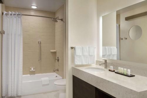 Two - Room Queen Suite with Two Queen Beds - Hearing Access del hotel Embassy Suites By Hilton Syracuse Destiny Usa. Foto 5