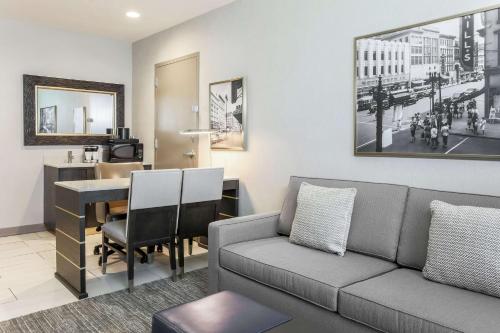 Two - Room Queen Suite with Two Queen Beds - Hearing Access del hotel Embassy Suites By Hilton Syracuse Destiny Usa. Foto 6