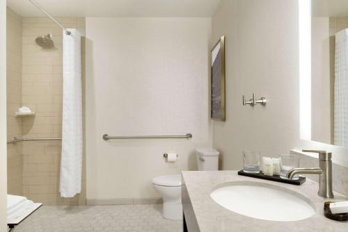 Suite adaptada para personas con movilidad reducida con cama grande y ducha a ras de suelo del hotel Embassy Suites By Hilton Syracuse Destiny Usa