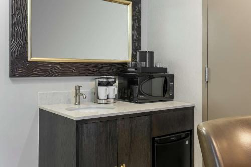 Suite adaptada para personas con discapacidad auditiva - Cama extragrande del hotel Embassy Suites By Hilton Syracuse Destiny Usa
