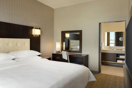 Suite adaptada para personas con discapacidad auditiva - Cama extragrande del hotel Embassy Suites By Hilton Syracuse Destiny Usa. Foto 3