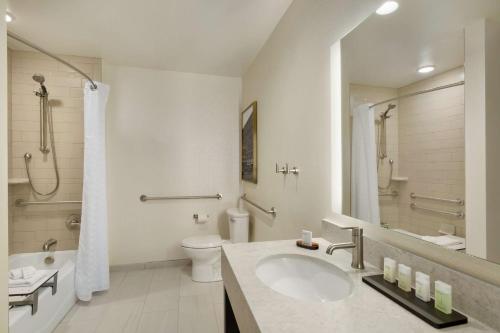 Two - Room Suite with Two Queen Beds - Mobility Access del hotel Embassy Suites By Hilton Syracuse Destiny Usa