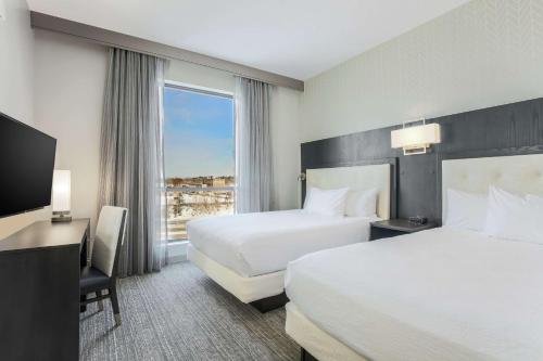 Suite Esquinera con 2 camas grandes del hotel Embassy Suites By Hilton Syracuse Destiny Usa. Foto 2
