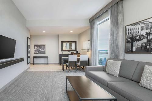 Suite en esquina con cama extragrande del hotel Embassy Suites By Hilton Syracuse Destiny Usa. Foto 2