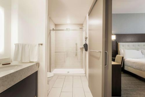 Suite en esquina con cama extragrande del hotel Embassy Suites By Hilton Syracuse Destiny Usa. Foto 4