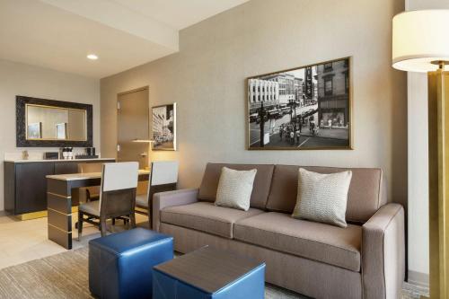 Suite Deluxe con 2 camas grandes del hotel Embassy Suites By Hilton Syracuse Destiny Usa