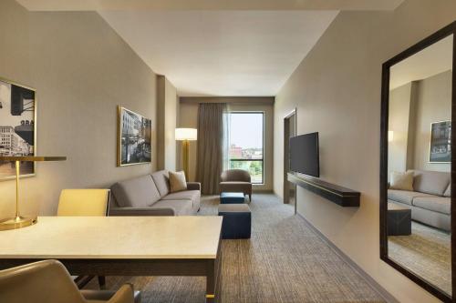 Suite de 2 habitaciones - 2 camas grandes del hotel Embassy Suites By Hilton Syracuse Destiny Usa