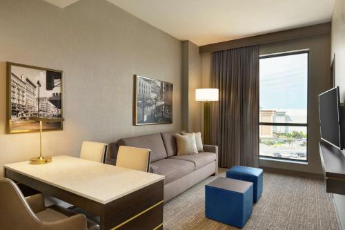 Suite de 2 dormitorios para no fumadores - Cama extragrande del hotel Embassy Suites By Hilton Syracuse Destiny Usa. Foto 3