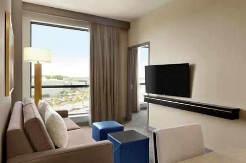 Suite de 2 dormitorios para no fumadores - Cama extragrande del hotel Embassy Suites By Hilton Syracuse Destiny Usa. Foto 5
