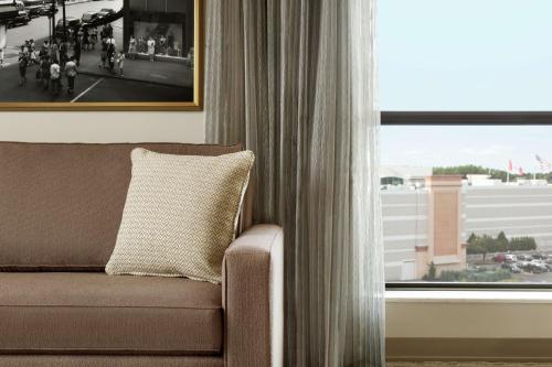 Two - Room Suite with Two Queen Beds - Mobility Access del hotel Embassy Suites By Hilton Syracuse Destiny Usa. Foto 4