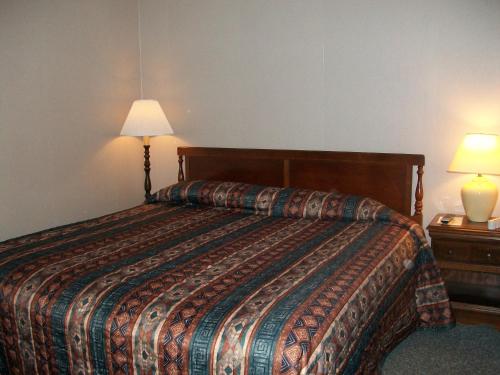 Habitación con cama extragrande. del hotel Mohican