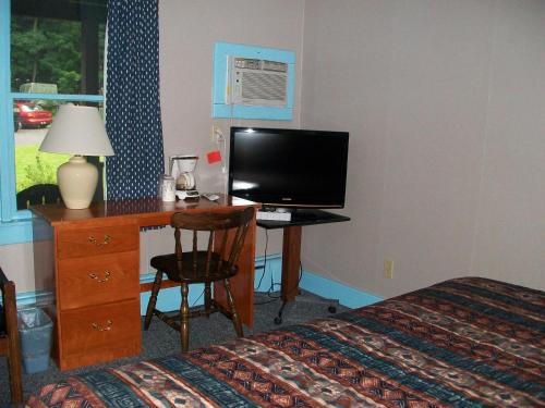 Habitación con cama extragrande. del hotel Mohican. Foto 1